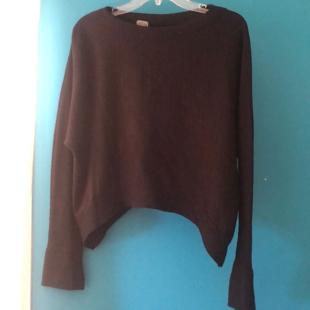 Crop, oversized black sweater with tight sleeves